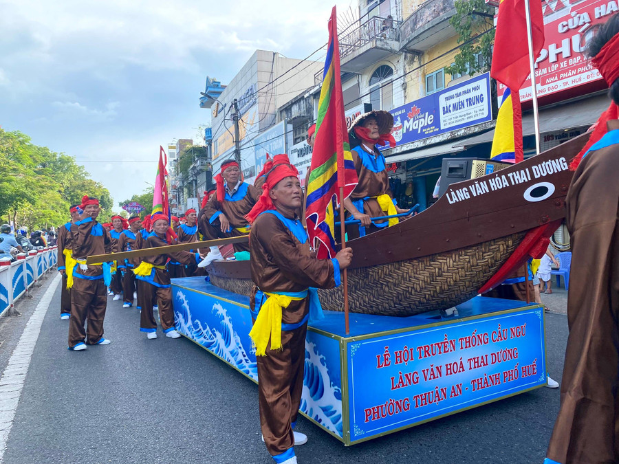 Làng văn hóa Thai Dương, phường Thuận An, TP Huế là một làng cổ, được hình thành vào khoảng thế kỷ XIV. Từ đó đến nay, theo tục lệ cứ 3 năm một lần vào các năm Tý, Mão, Ngọ, Dậu, gọi là “Tam niên đáo lệ”, con dân của làng lại tổ chức Lễ hội cầu ngư cầu cho dân bình an, cầu cho biển rộng, sóng yên để ngư dân đi biển đánh bắt được nhiều, dân ấm no hạnh phúc và còn để tỏ lòng nhớ ơn công đức tiền nhân vị khai cạnh của làng là Ngài Trương Qúy Công. Làng văn hóa Thai Dương, phường Thuận An, TP Huế là một làng cổ, được hình thành vào khoảng thế kỷ XIV. Từ đó đến nay, theo tục lệ cứ 3 năm một lần vào các năm Tý, Mão, Ngọ, Dậu, gọi là “Tam niên đáo lệ”, con dân của làng lại tổ chức Lễ hội cầu ngư cầu cho dân bình an, cầu cho biển rộng, sóng yên để ngư dân đi biển đánh bắt được nhiều, dân ấm no hạnh phúc và còn để tỏ lòng nhớ ơn công đức tiền nhân vị khai cạnh của làng là Ngài Trương Qúy Công.