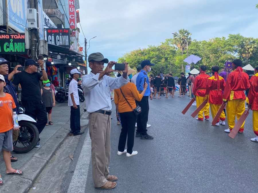 Người dân Huế và du khách thích thú chụp ảnh đoàn lễ hội. Người dân Huế và du khách thích thú chụp ảnh đoàn lễ hội.