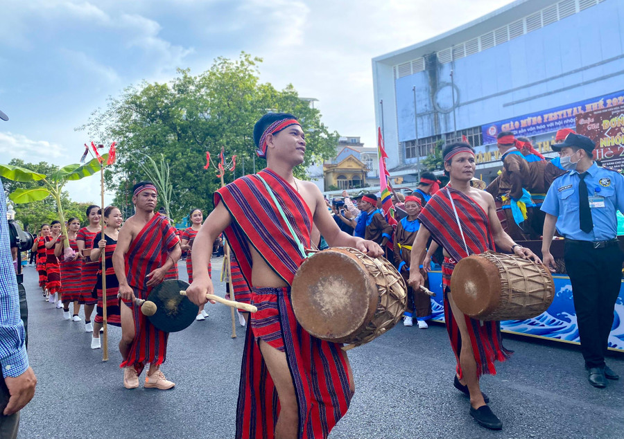AzaKooh là nơi hội tụ tình người, tình bạn bè láng giềng, tình làng nghĩa xóm “No đói có nhau, sướng khổ cùng nhau”. AzaKooh là dịp để người con Pa Cô cùng trao nhau những lời ca đối đáp cha chấp, trao nhau ân tình, gửi ngắm lời tạ ơn với các vị thân linh, lời răn dạy đối với con cháu. AzaKooh là nơi hội tụ tình người, tình bạn bè láng giềng, tình làng nghĩa xóm “No đói có nhau, sướng khổ cùng nhau”. AzaKooh là dịp để người con Pa Cô cùng trao nhau những lời ca đối đáp cha chấp, trao nhau ân tình, gửi ngắm lời tạ ơn với các vị thân linh, lời răn dạy đối với con cháu.