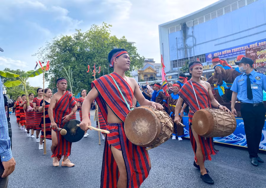AzaKooh là nơi hội tụ tình người, tình bạn bè láng giềng, tình làng nghĩa xóm “No đói có nhau, sướng khổ cùng nhau”. AzaKooh là dịp để người con Pa Cô cùng trao nhau những lời ca đối đáp cha chấp, trao nhau ân tình, gửi ngắm lời tạ ơn với các vị thân linh, lời răn dạy đối với con cháu.