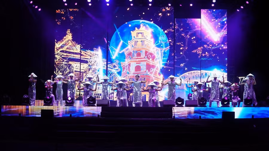Tiết mục đầy sôi động mở màn đêm gala của Nhà hát ca kịch Huế và Nhảy hiện đại. Những hình ảnh đền đài, chùa chiền cổ kính xứ Huế hiện lên đầy nét trẻ trung.