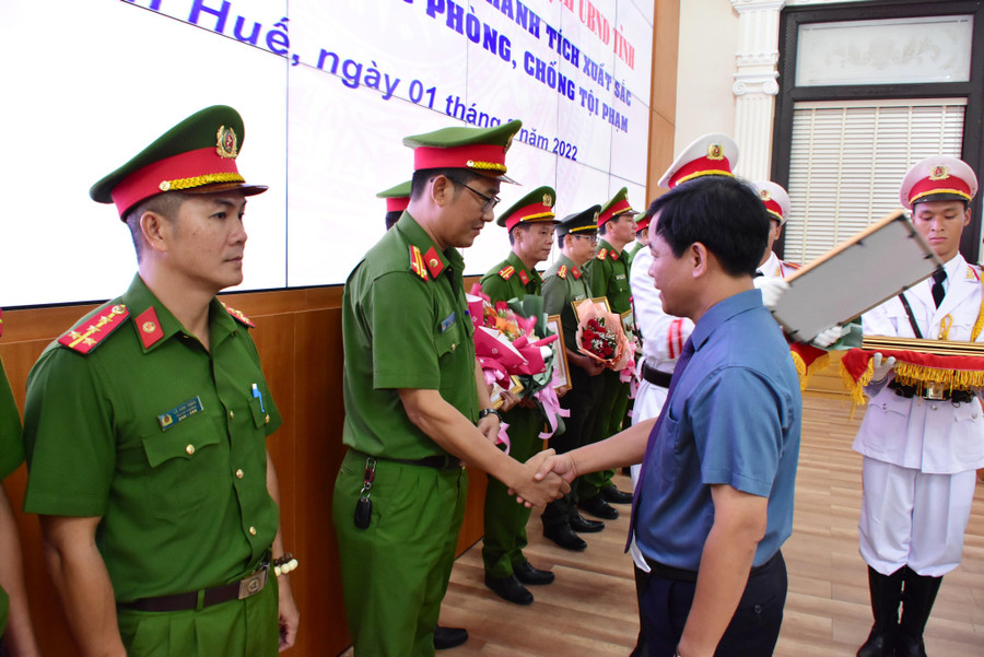 Ông Nguyễn Văn Phương - Chủ tịch UBND tỉnh Thừa Thiên - Huế biểu dương và khen thưởng các lực lượng. Ông Nguyễn Văn Phương - Chủ tịch UBND tỉnh Thừa Thiên - Huế biểu dương và khen thưởng các lực lượng.