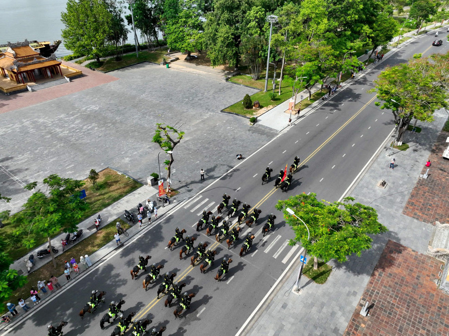 Lễ khai mạc diễn ra rất hoành tráng, phô diễn sức mạnh các chiến sĩ Công an nhân dân. Lễ khai mạc diễn ra rất hoành tráng, phô diễn sức mạnh các chiến sĩ Công an nhân dân.