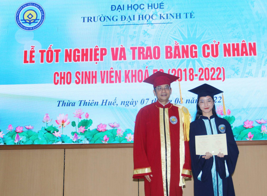PGS.TS. Trần Văn Hòa - Hiệu trưởng Trường Đại học Kinh tế, Đại học Huế trao bằng cho các tân cử nhân khóa 52 (niên khóa 2018-2022). PGS.TS. Trần Văn Hòa - Hiệu trưởng Trường Đại học Kinh tế, Đại học Huế trao bằng cho các tân cử nhân khóa 52 (niên khóa 2018-2022).