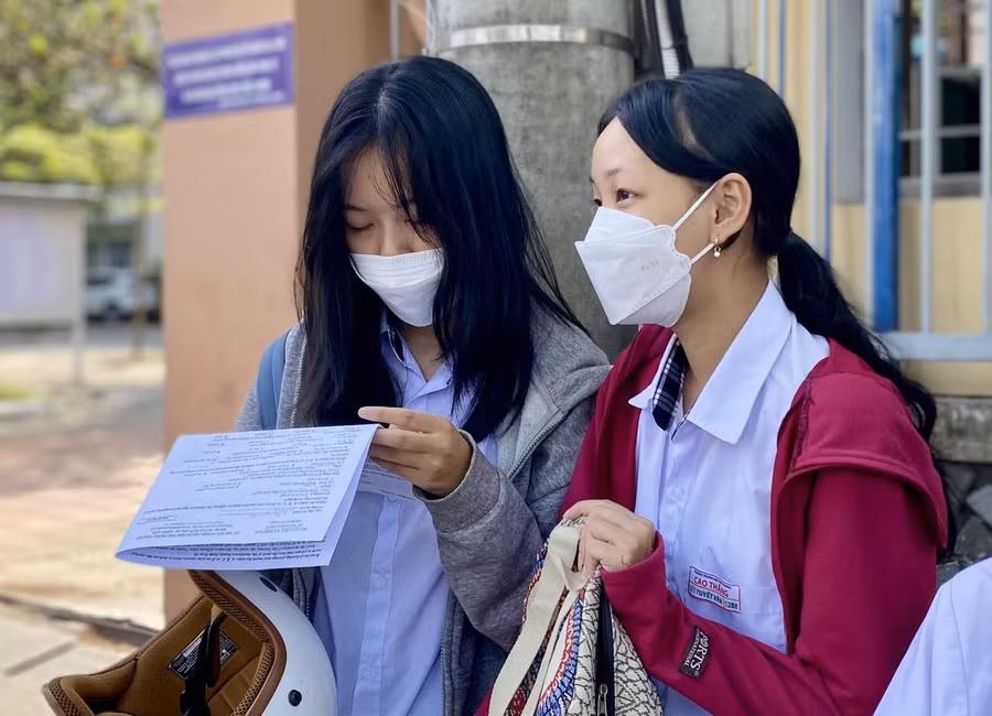 2 nữ sinh trường THPT Cao Thắng (TP Huế) dò bài sau khi thi.