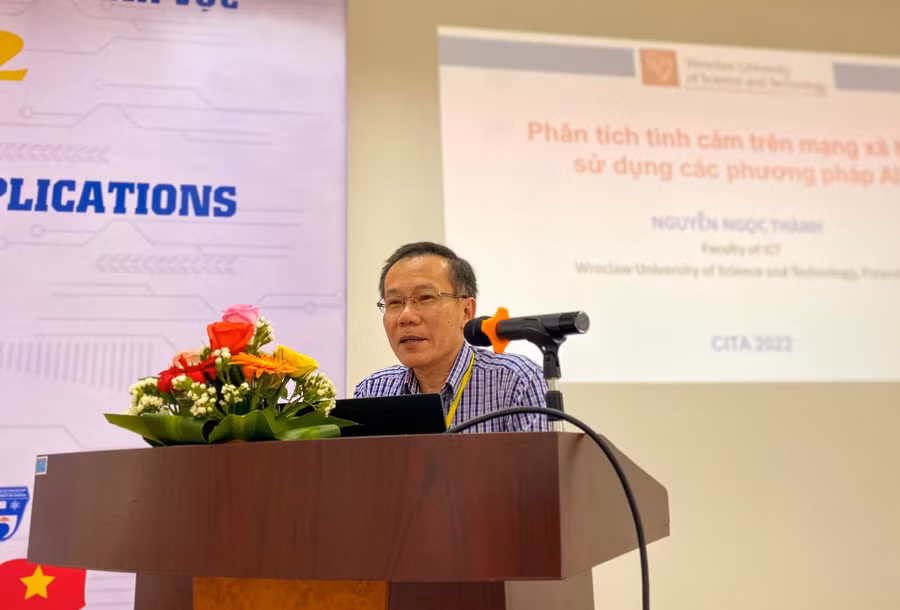 GS.TS Nguyễn Ngọc Thành – Trường Đại học Bách khoa Wroclaw, Ba Lan báo cáo đề dẫn về các vấn đề và xu hướng phát triển trong lĩnh vực công nghệ thông tin, truyền thông và kinh tế số trên thế giới hiện nay với chủ đề “Phân tích tình cảm trên mạng xã hội sử dụng các phương pháp AL” tại Hội thảo.