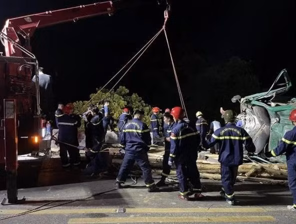 Lực lượng Cảnh sát PCCC&amp;CNCH Công an tỉnh Thừa Thiên - Huế nỗ lực đưa các nạn nhân dưới vực sâu lên.