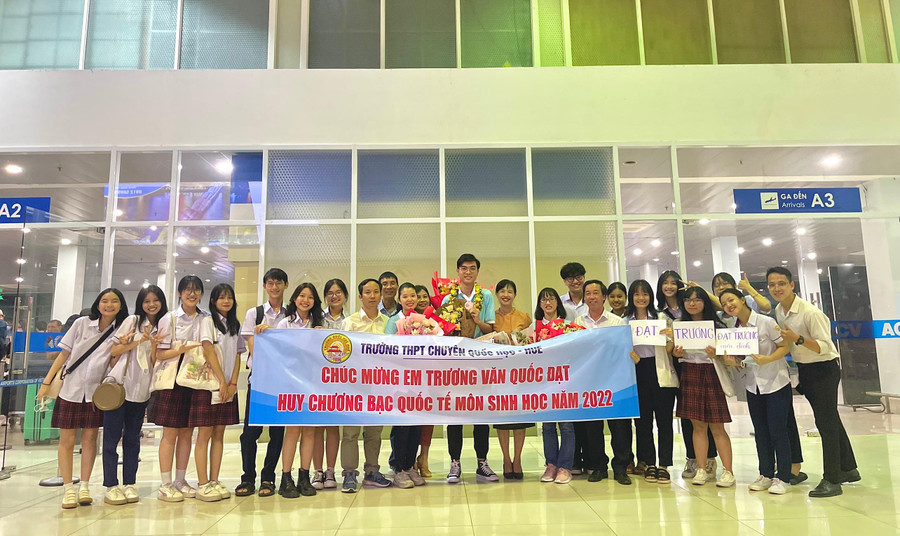 Lãnh đạo Trường THPT chuyên Quốc học Huế và gia đình, bạn bè đón em Đạt tại sân bay quốc tế Phú Bài, tỉnh Thừa Thiên - Huế. Lãnh đạo Trường THPT chuyên Quốc học Huế và gia đình, bạn bè đón em Đạt tại sân bay quốc tế Phú Bài, tỉnh Thừa Thiên - Huế.