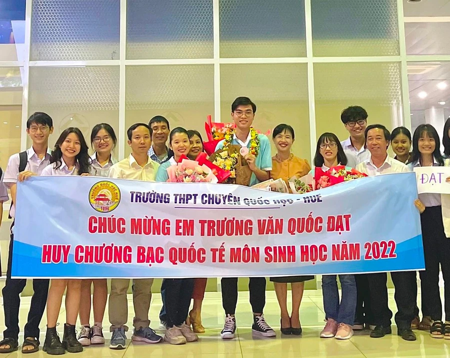 Trường THPT chuyên Quốc học Huế đón học sinh Trương Văn Quốc Đạt - Huy chương Bạc Olympic Sinh học quốc tế năm 2022.