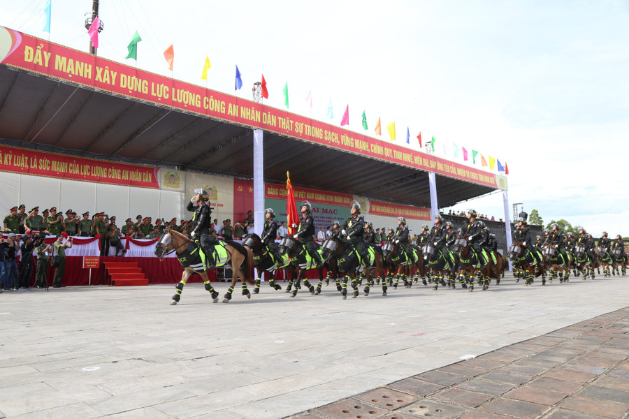 Đội kỵ binh thuộc Bộ Tư lệnh Cảnh sát cơ động. Đội kỵ binh thuộc Bộ Tư lệnh Cảnh sát cơ động.