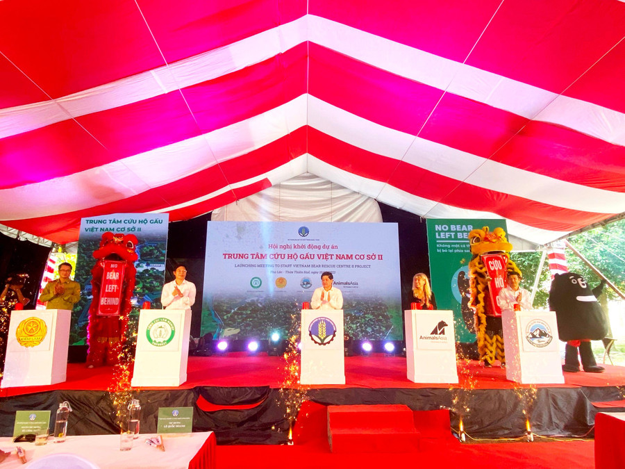 Đại diện Tổ chức Động vật Châu á, Bộ Nông nghiệp và Phát triển nông thôn, Tổng cục Kiểm lâm, Cục Lâm nghiệp và Vườn Quốc gia Bạch Mã cùng nhấn nút chính thức khởi động Dự án “Trung tâm cứu hộ Gấu Việt Nam cơ sở 2".