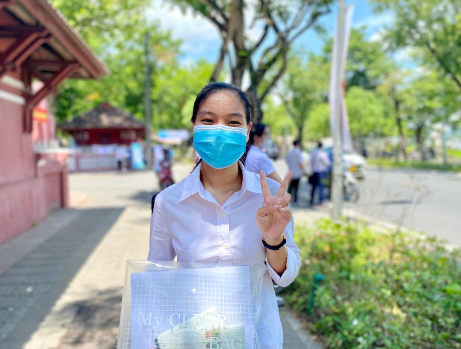 Thí sinh Huế vui vẻ vì làm bài tốt.