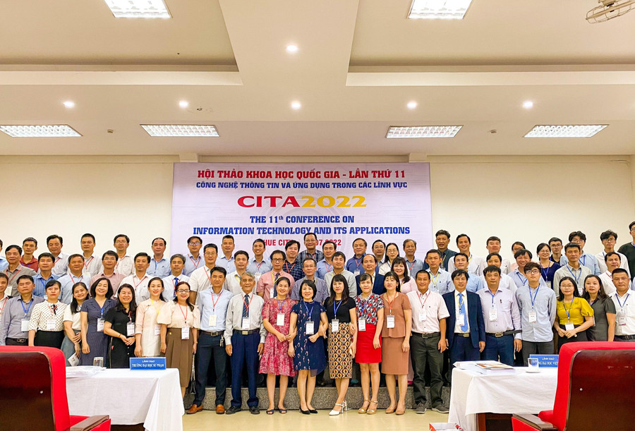 Các đại biểu cùng toàn thể các thầy, cô và các nhà khoa học cùng chụp hình lưu niệm.