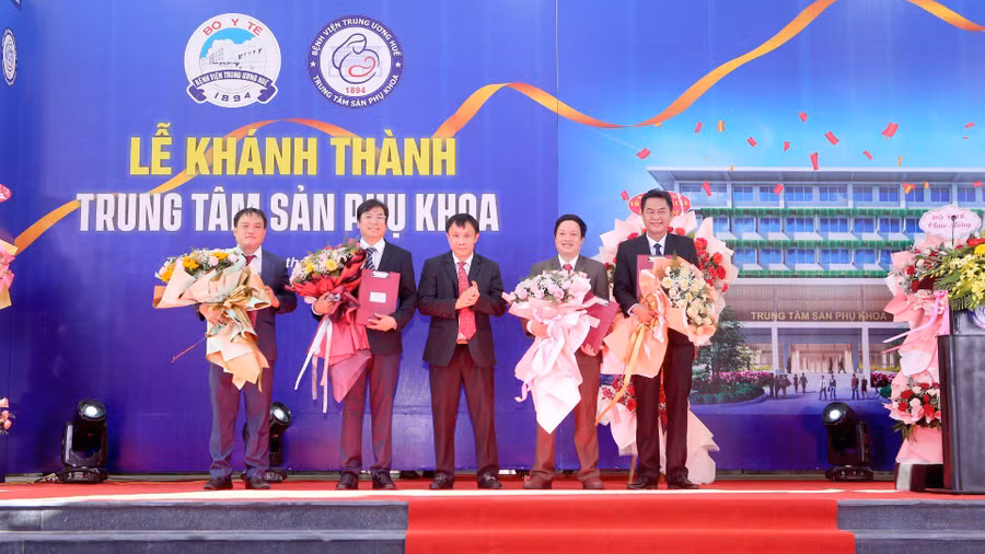 Trao quyết định ban lãnh đạo Trung tâm Sản Phụ khoa.