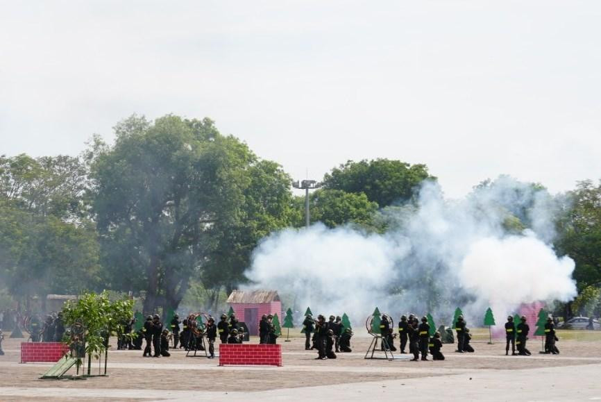 Nhiều tình huống đánh địch diễn ra như thật. Nhiều tình huống đánh địch diễn ra như thật.