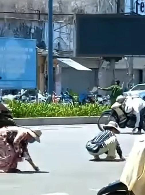 Người dân, người bán hàng rong, vé số nhặt vàng của tên cướp vứt ra đường. Người dân, người bán hàng rong, vé số nhặt vàng của tên cướp vứt ra đường.