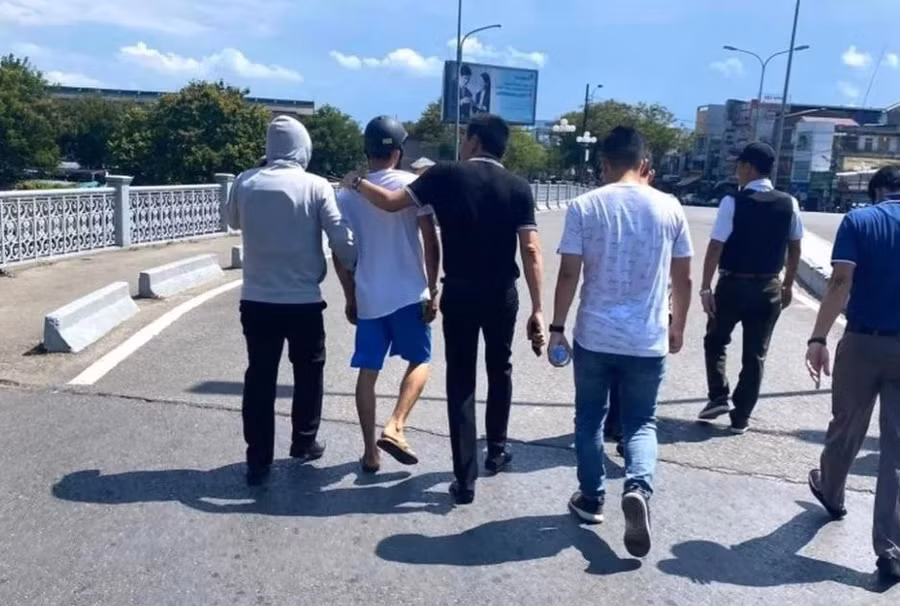 Tên cướp đã bị bắt sau khi được Đại tá Đặng Ngọc Sơn - Phó Giám đốc Công an tỉnh Thừa Thiên - Huế thuyết phục ra đầu thú.