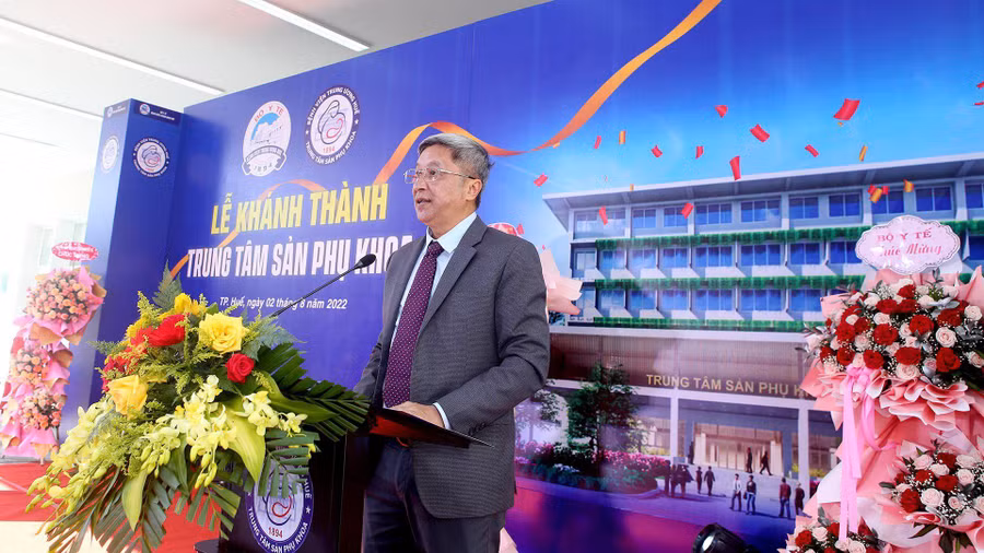 Thứ trưởng Bộ Y tế Nguyễn Trường Sơn đánh giá cao Bệnh viện Trung ương Huế chú trọng đến việc xây dựng nguồn nhân lực chất lượng cao.