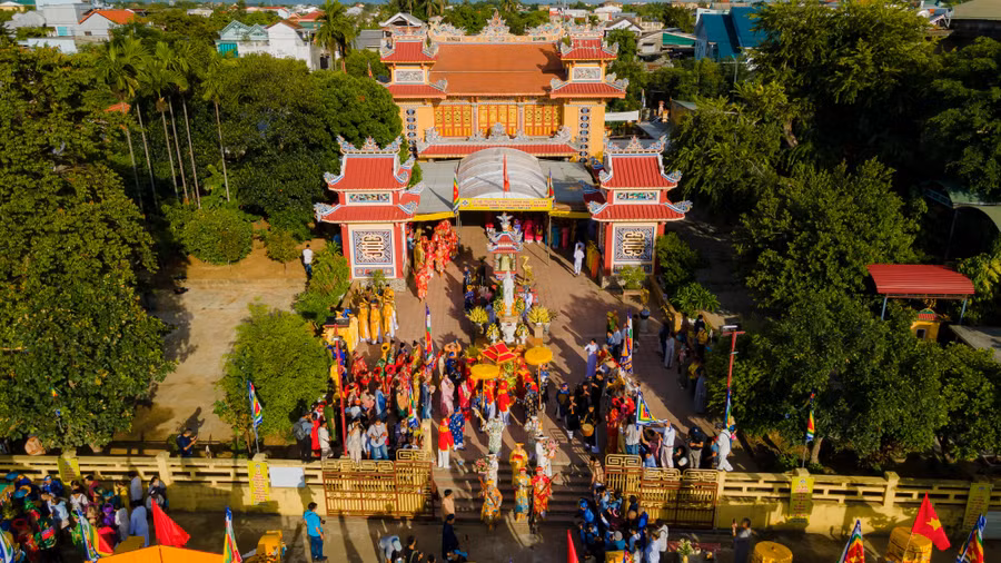 Đoàn rước trước Thánh đường.