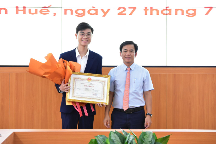 Trương Văn Quốc Đạt nhận Bằng khen và hoa. Trương Văn Quốc Đạt nhận Bằng khen và hoa.