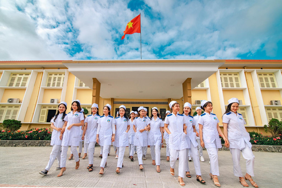 Ngôi trường đã đào tạo cho nhiều thế hệ ngành y của cả nước. Ngôi trường đã đào tạo cho nhiều thế hệ ngành y của cả nước.