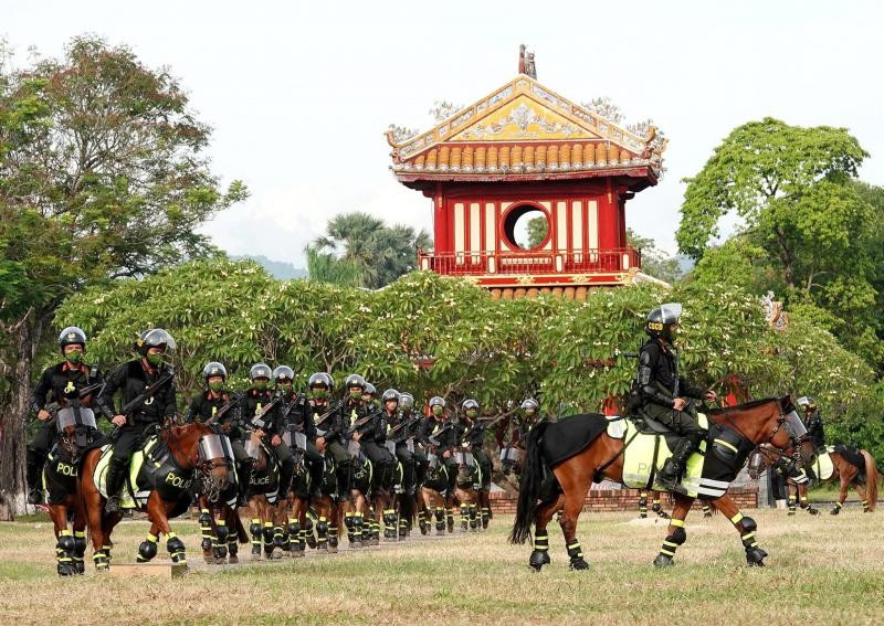 Kỵ binh tập tại bãi cỏ Phu Văn Lâu.
