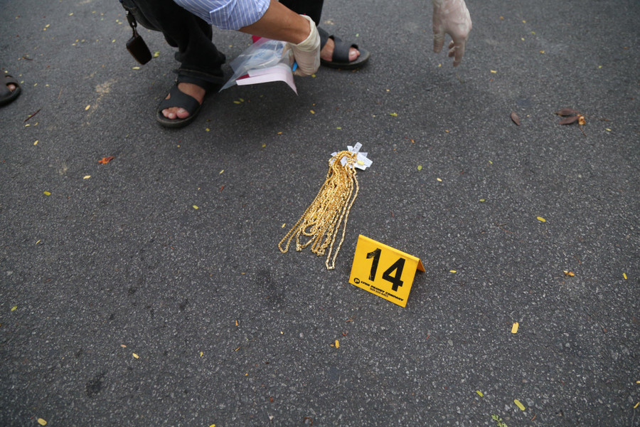 Số vàng bị tên cướp vứt ra đường được Công an thực nghiệm lại hiện trường. Số vàng bị tên cướp vứt ra đường được Công an thực nghiệm lại hiện trường.