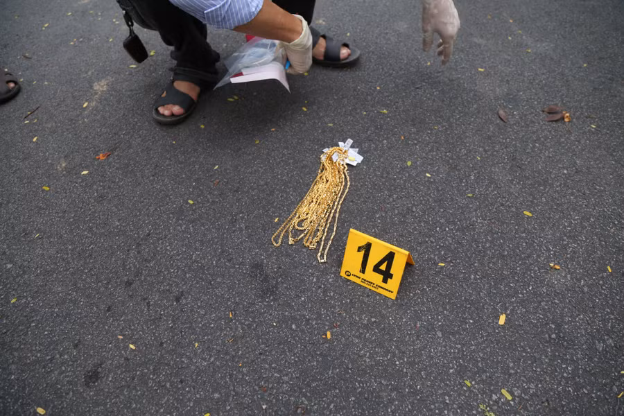 Số vàng bị tên cướp vứt ra đường được Công an thực nghiệm lại hiện trường.