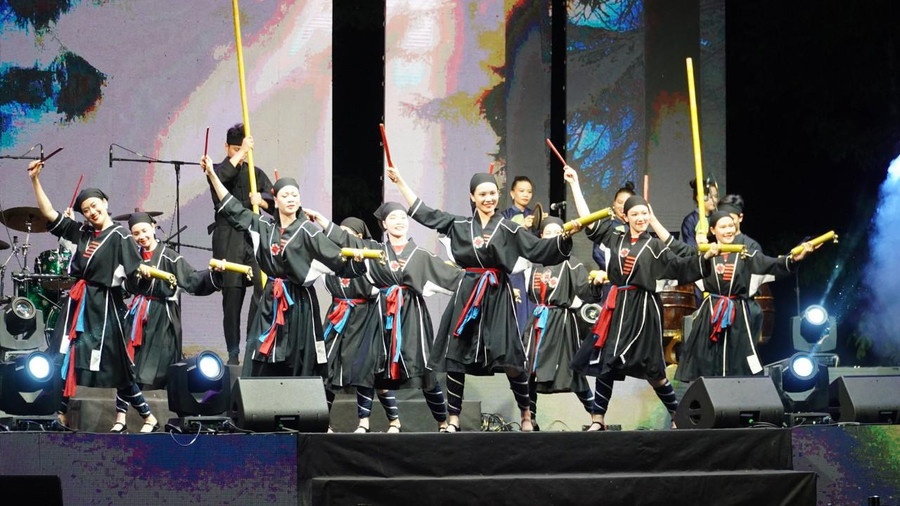 Tiết mục múa: Khúc biến tấu Cao Lan - Phát triển từ dân ca Dân tộc Cao Lan do Đoàn nghệ thuật dân gian Việt Bắc thể hiện đẹp mắt bằng những giai điệu múa đặc trưng của dân tộc Cao Lan.