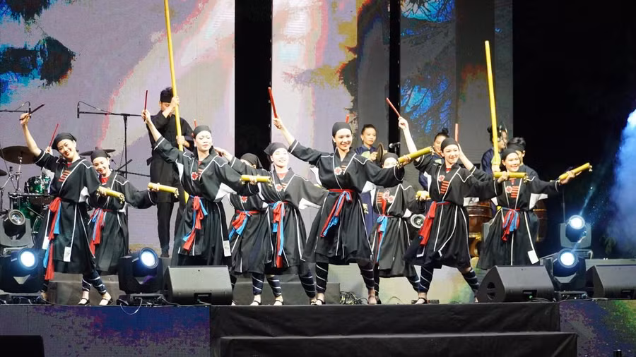 Tiết mục múa: Khúc biến tấu Cao Lan - Phát triển từ dân ca Dân tộc Cao Lan do Đoàn nghệ thuật dân gian Việt Bắc thể hiện đẹp mắt bằng những giai điệu múa đặc trưng của dân tộc Cao Lan.