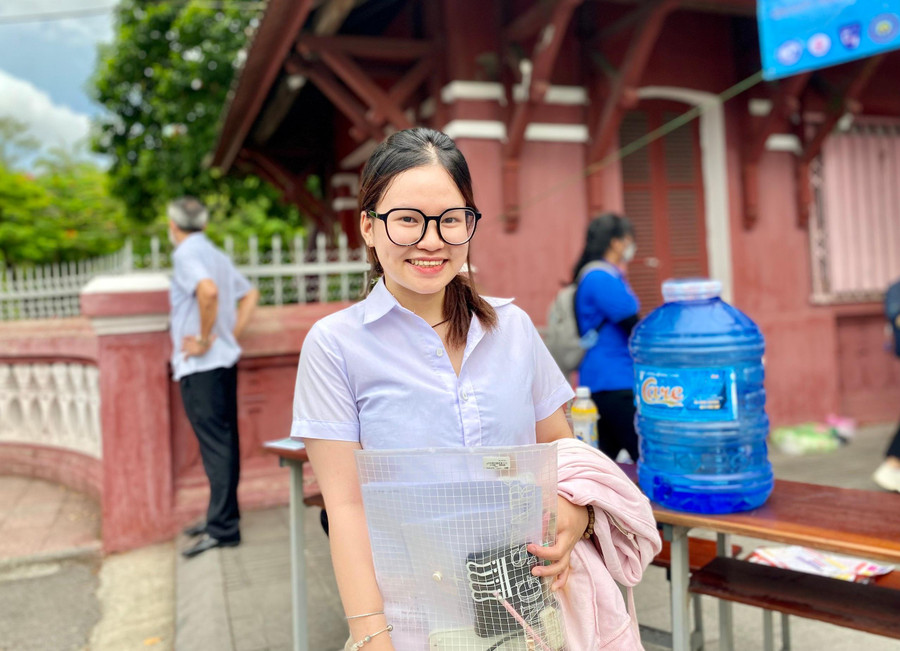 Nữ sinh Bình Minh cười tươi với kết quả làm bài khả quan. Nữ sinh Bình Minh cười tươi với kết quả làm bài khả quan.