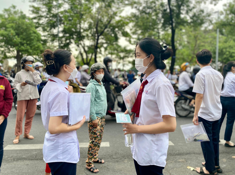 Nữ sinh trường THPT Hai Bà Trưng trao đổi sôi nổi sau buổi thi. Nữ sinh trường THPT Hai Bà Trưng trao đổi sôi nổi sau buổi thi.