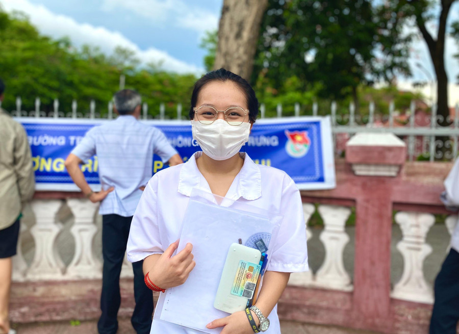 Thí sinh Bảo Ngọc cho biết làm được bài, khoảng 8 điểm. Thí sinh Bảo Ngọc cho biết làm được bài, khoảng 8 điểm.