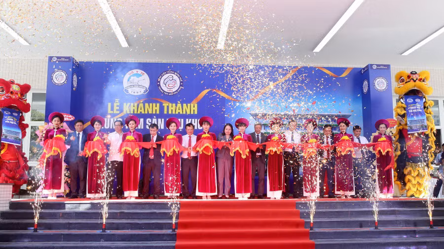 Phó Chủ tịch nước Võ Thị Ánh Xuân cùng các lãnh đạo cắt băng khánh thành Trung tâm Sản Phụ khoa hiện đại 300 tỷ đồng thuộc Bệnh viện Trung ương Huế.