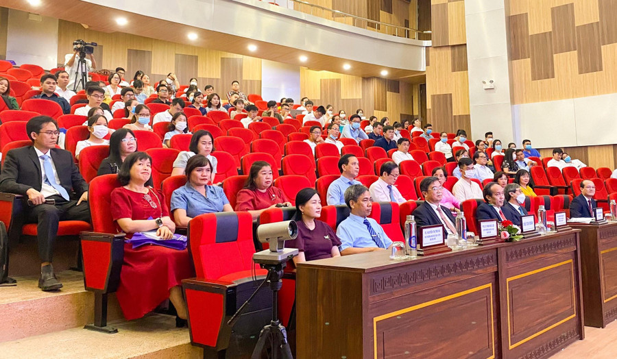 Đại biểu, khách mời và các nhà khoa học, nghiên cứu sinh tham dự lễ khai mạc Hội nghị. Đại biểu, khách mời và các nhà khoa học, nghiên cứu sinh tham dự lễ khai mạc Hội nghị.