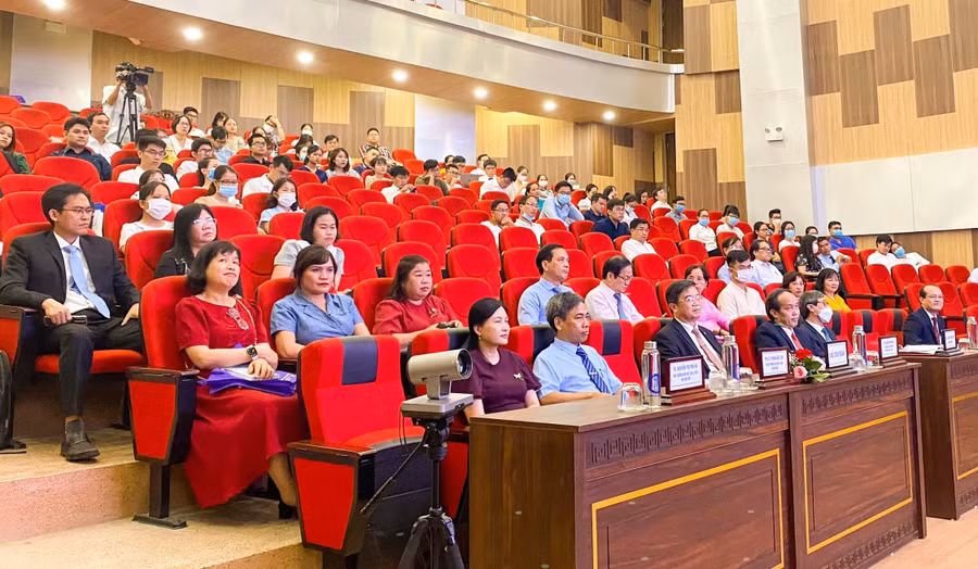 Đại biểu, khách mời và các nhà khoa học, nghiên cứu sinh tham dự lễ khai mạc Hội nghị.