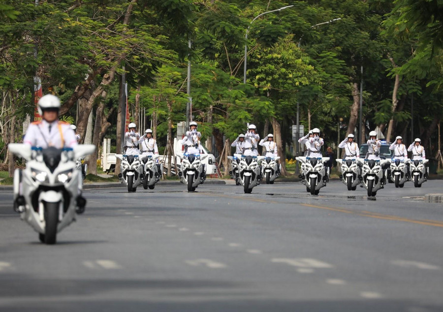 Mô tô chuyên bảo vệ các nguyên thủ quốc gia và quốc tế trình diễn vừa lái xe vừa đứng bắn súng. Mô tô chuyên bảo vệ các nguyên thủ quốc gia và quốc tế trình diễn vừa lái xe vừa đứng bắn súng.
