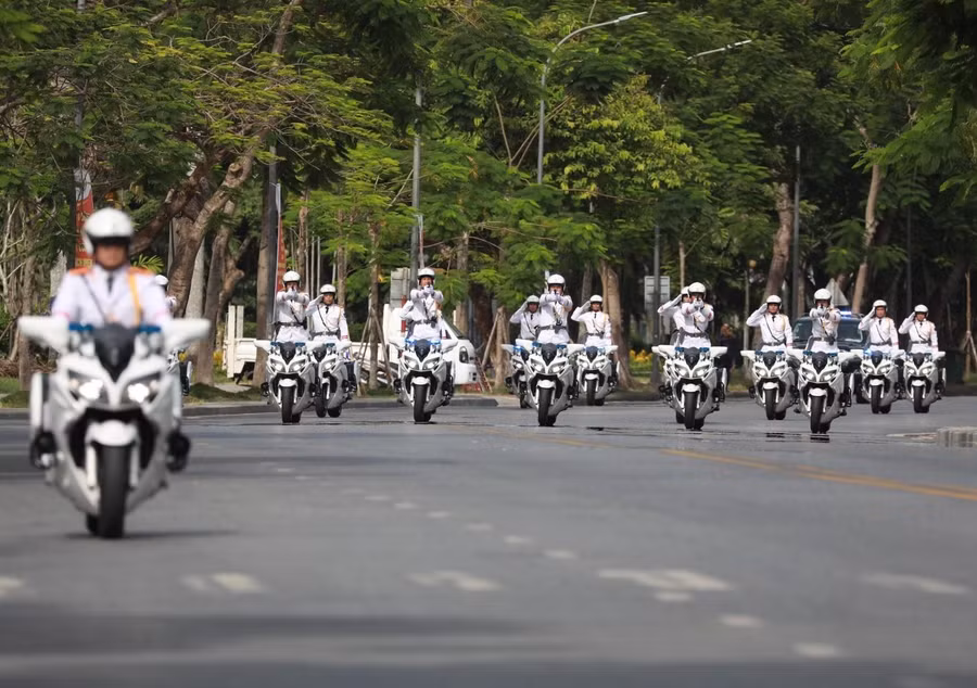 Mô tô chuyên bảo vệ các nguyên thủ quốc gia và quốc tế trình diễn vừa lái xe vừa đứng bắn súng.