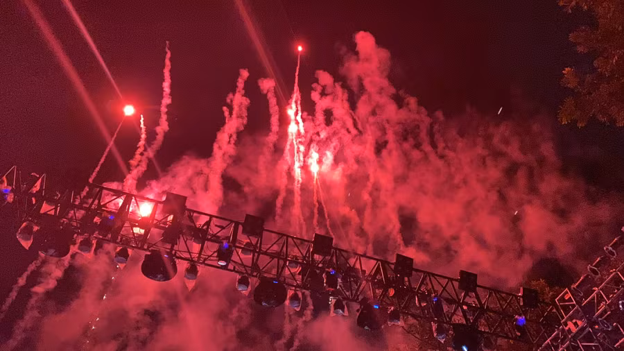 Pháo hoa kết thúc Tuần lễ Festival Huế 2022.