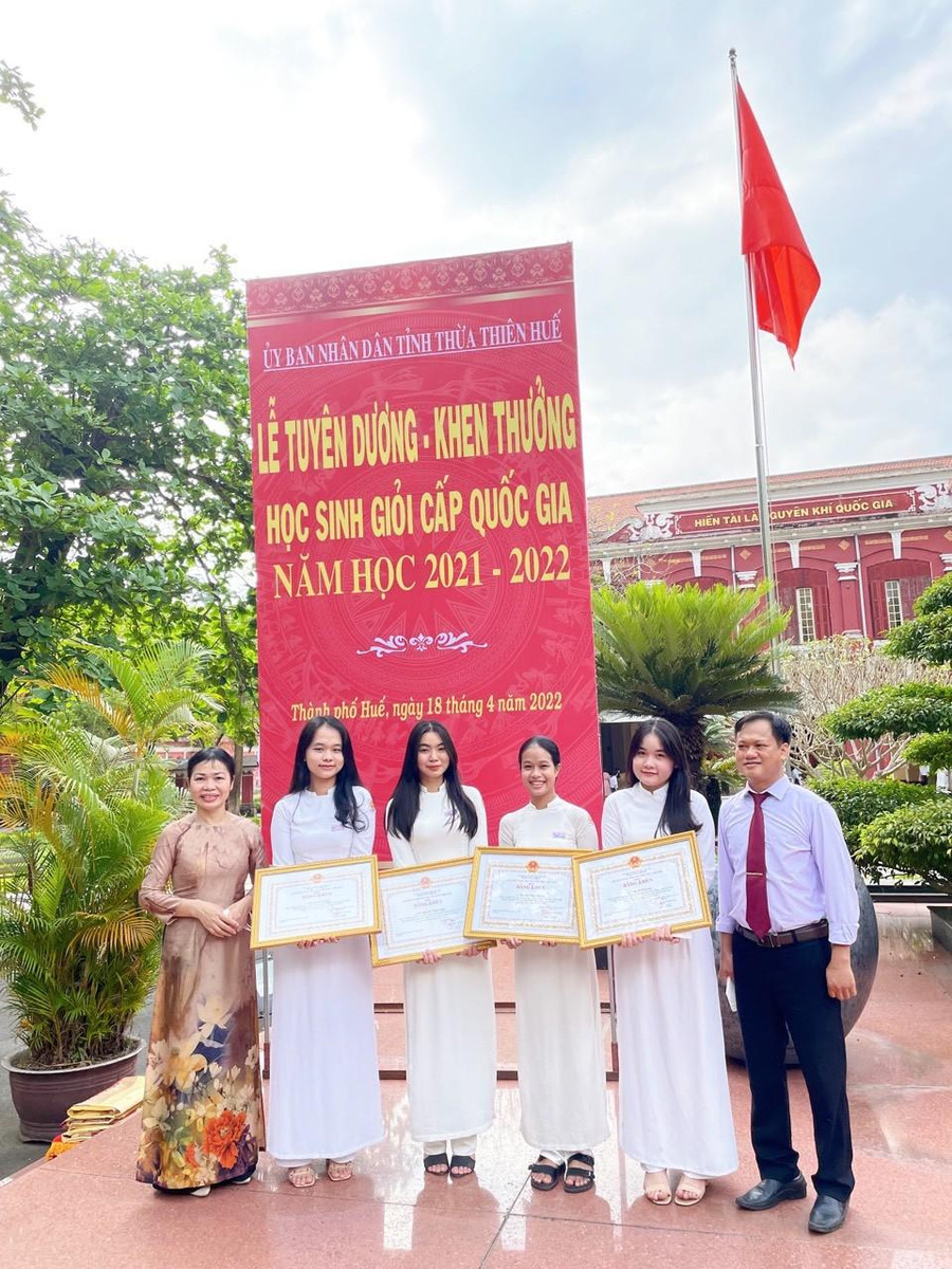 Em Thảo Ngân (thứ 3 từ trái qua) trong lễ tuyên dương khen thưởng học sinh giỏi quốc gia năm học 2021-2022 tại trường THPT chuyên Quốc học Huế. Em Thảo Ngân (thứ 3 từ trái qua) trong lễ tuyên dương khen thưởng học sinh giỏi quốc gia năm học 2021-2022 tại trường THPT chuyên Quốc học Huế.