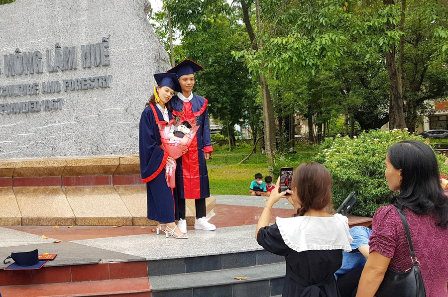 Người thân gia đình chụp ảnh chúc mừng.