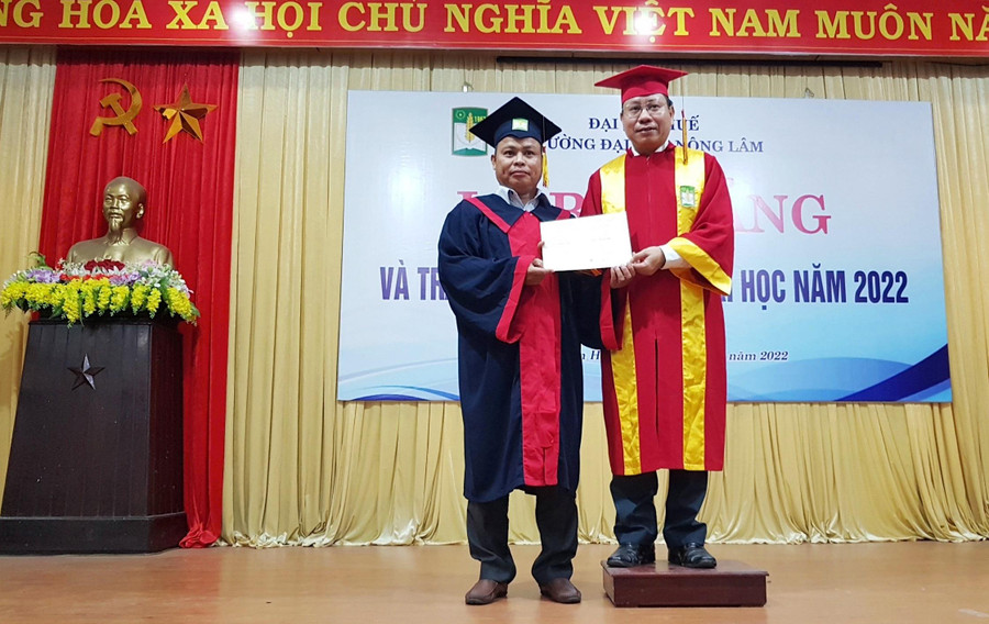 Hiệu trưởng Trần Thanh Đức (phải) trao bằng tốt nghiệp cho các sinh viên.