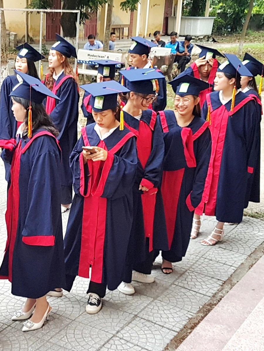 Trước giờ lên nhận bằng tốt nghiệp.
