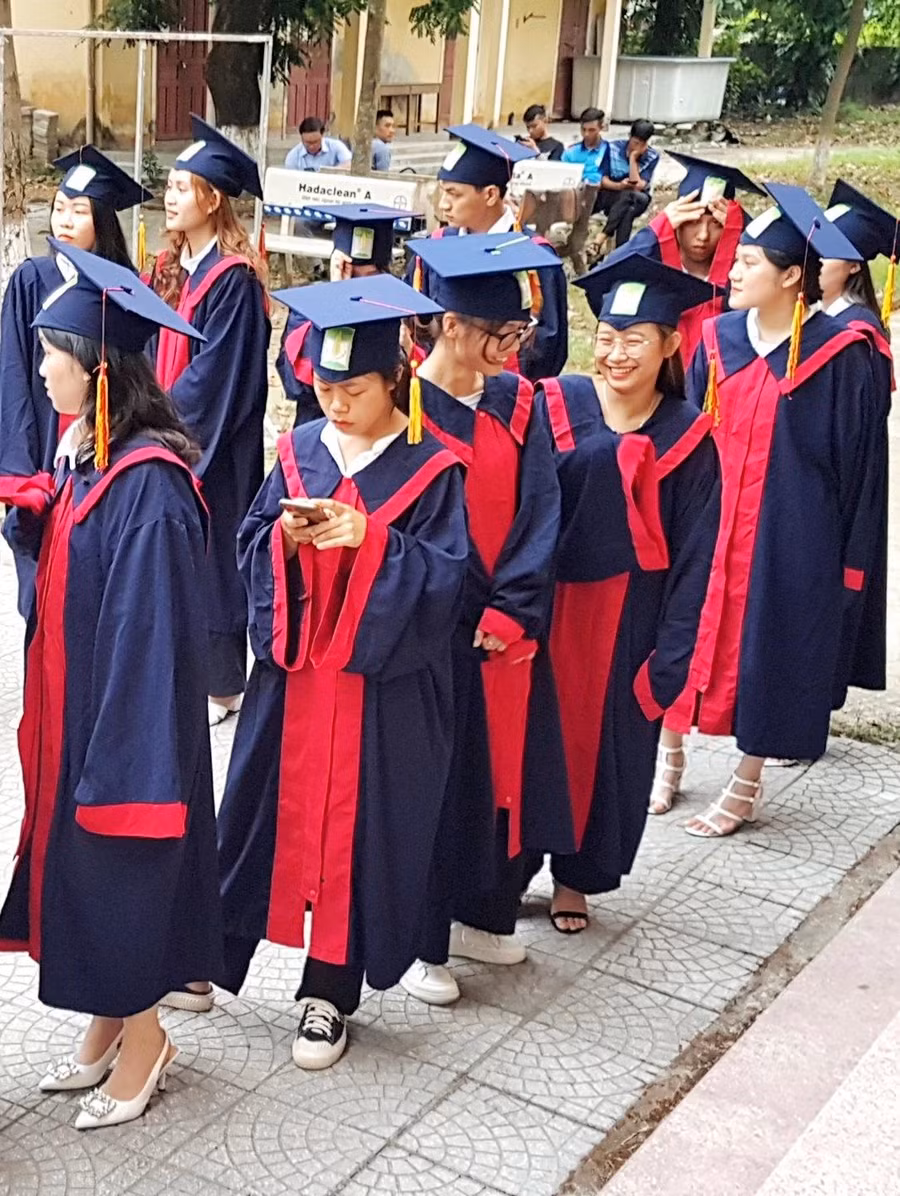 Trước giờ lên nhận bằng tốt nghiệp.