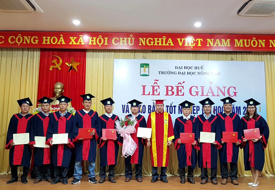 Các tân kỹ sư chụp ảnh cùng Hiệu trưởng.