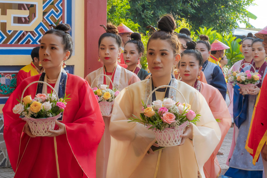 Nhiều thiếu nữ hóa thân vào các vai trong đạo Mẫu. Nhiều thiếu nữ hóa thân vào các vai trong đạo Mẫu.