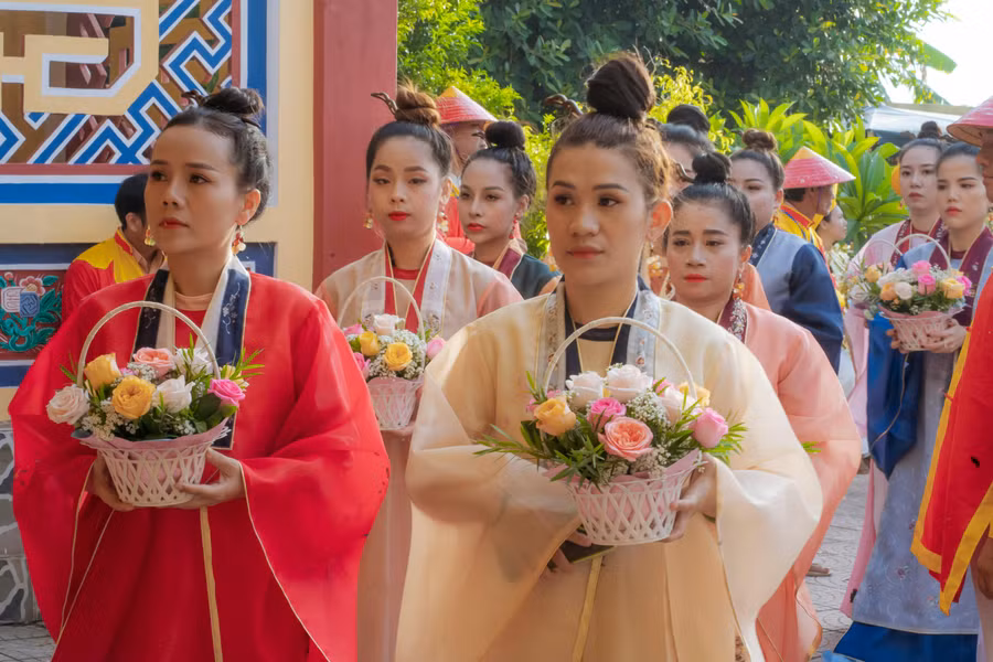 Nhiều thiếu nữ hóa thân vào các vai trong đạo Mẫu.