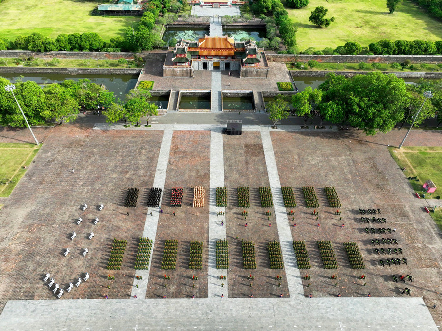 Lễ khai mạc diễn ra tại Quảng trường Ngọ Môn, TP Huế sáng 4/7. Đến tham dự có Trung tướng Lê Quốc Hùng – Thứ trưởng Bộ Công an; Thiếu tướng Lê Hồng Hiệp - Phó Cục trưởng Cục Công tác đảng và công tác chính trị, Phó Trưởng ban Chỉ đạo Hội thi Bộ Công an; lãnh đạo Ban Giám đốc Công an tỉnh Thừa Thiên – Huế; ông Lê Trường Lưu, Bí thư Tỉnh ủy Thừa Thiên -Huế; ông Phan Ngọc Thọ, Phó Bí thư thường trực Tỉnh ủy Thừa Thiên - Huế; ông Nguyễn Thanh Bình, Phó Chủ tịch UBND tỉnh Thừa Thiên - Huế… Lễ khai mạc diễn ra tại Quảng trường Ngọ Môn, TP Huế sáng 4/7. Đến tham dự có Trung tướng Lê Quốc Hùng – Thứ trưởng Bộ Công an; Thiếu tướng Lê Hồng Hiệp - Phó Cục trưởng Cục Công tác đảng và công tác chính trị, Phó Trưởng ban Chỉ đạo Hội thi Bộ Công an; lãnh đạo Ban Giám đốc Công an tỉnh Thừa Thiên – Huế; ông Lê Trường Lưu, Bí thư Tỉnh ủy Thừa Thiên -Huế; ông Phan Ngọc Thọ, Phó Bí thư thường trực Tỉnh ủy Thừa Thiên - Huế; ông Nguyễn Thanh Bình, Phó Chủ tịch UBND tỉnh Thừa Thiên - Huế…