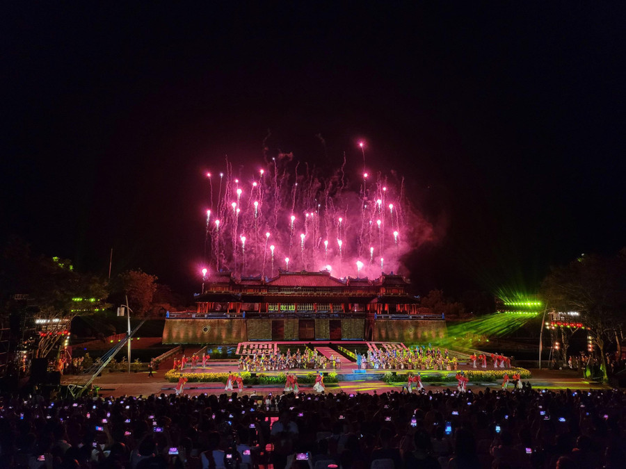 Hàng nghìn khán giả quay lại khoảnh khắc tuyệt vời này. Hàng nghìn khán giả quay lại khoảnh khắc tuyệt vời này.