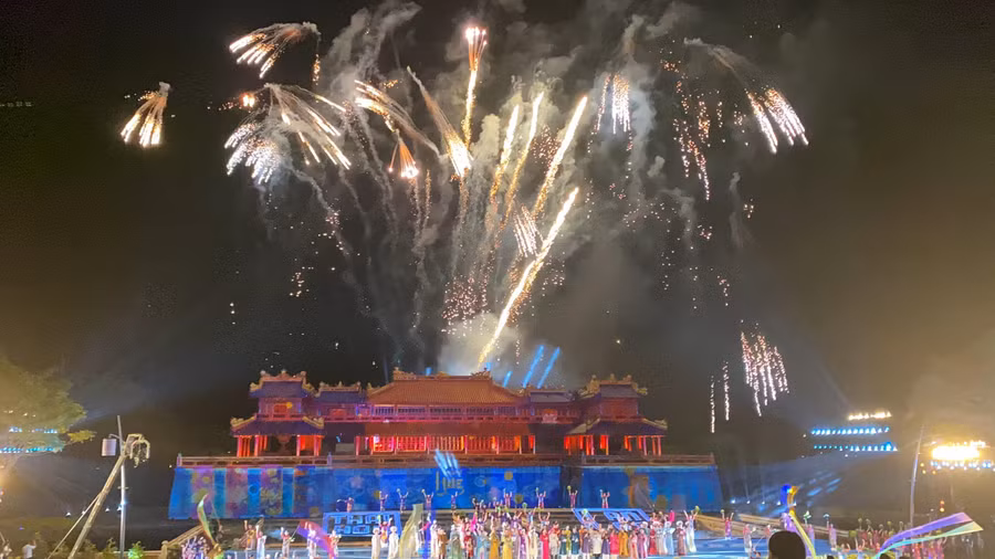 Pháo hoa trình diễn nghệ thuật.